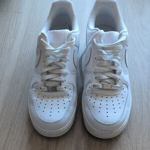 White Snmmwith Perforated Design